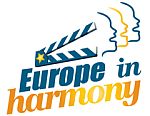 klapbord regisseur met drie pratende gezichten en slogan 'Europe in harmony'